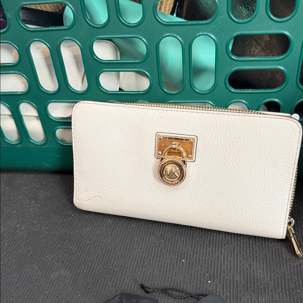 Michael Kors Cream Zip Wallet